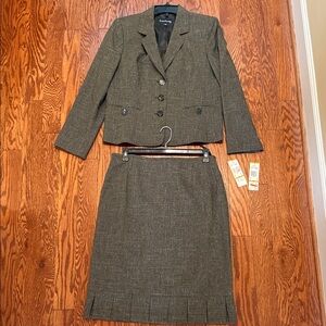 Evan Picone Elegant Brown Suit Set